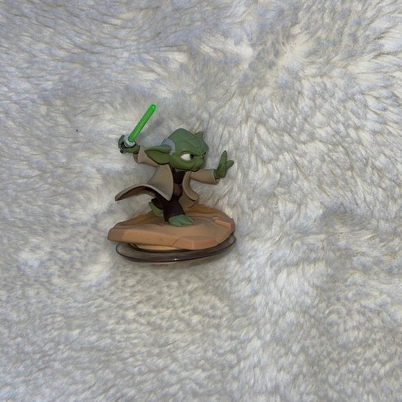 Disneys Star Wars Yoda action figure Only displayed unboxed not been played with - Picture 1 of 3